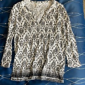 XS z lucky Brand boho grey and white paisley blouse.